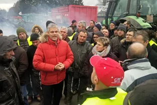 Laurent Wauquiez a dialogué avec les agriculteurs en opération de blocage à Yzeure