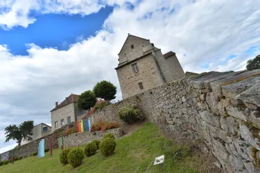 Perchée dans les nuages, la commune de Saint-Georges-Nigremont observe la Creuse et l'Auvergne