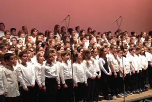 Un chœur d’enfants et l’OHV, à l’Opéra