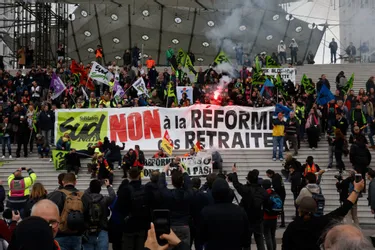Des centaines de manifestants envahissent le parvis de la Défense et le siège d'Euronext à Paris