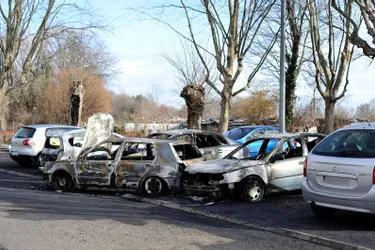 Dix autos touchées dans un incendie aux Vergnes dans la nuit de dimanche à lundi