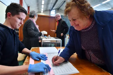 A Brive, étrange ambiance dans des bureaux de vote aseptisés sur fond d'épidémie de coronavirus