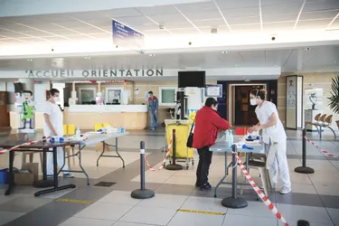 Covid-19 : pourquoi des agents testés positifs et asymptomatiques de l'hôpital de Montluçon (Allier) continuent de travailler