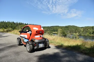 En voiturette électrique sur les routes de Corrèze