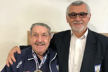 À 85 ans, Fernand Pédard, figure du RC Riom, a reçu la médaille d'honneur de la Fédération Française de Rugby