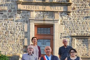 Thierry Cotiche enfile l’écharpe tricolore après avoir été élu maire d'Ahun (Creuse)