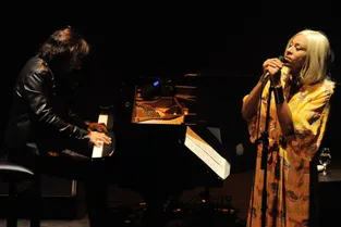 André Manoukian et Malia, hier soir, au théâtre de Châtel-Guyon dans le cadre de Piano à Riom