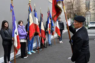 Dans un collège de Clermont-Ferrand des élèves apprennent le port du drapeau