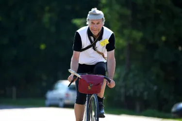 Dans l'Yonne, le sexagénaire Gérard Favereau dans la roue de coureurs cyclistes d'antan