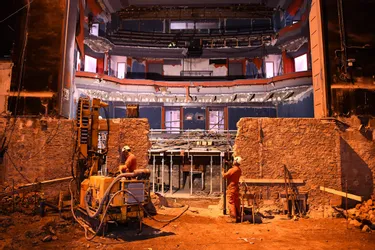 Place aux travaux de reconstruction après la démolition des intérieurs du théâtre de Moulins
