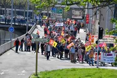 Plus de 400 manifestants défilent en centre-ville à Montluçon