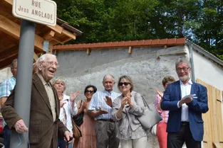 L’écrivain, né dans la commune il y a 101 ans, a inauguré lui-même la rue qui porte son nom