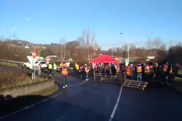Ce 16 janvier, la CGT a bloqué la zone d'activité d'Ussac (Corrèze), les professeurs ont fait du bruit à Brive