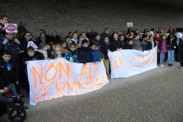 Environ 200 manifestants contre la fermeture de classes à Dompierre-sur-Besbre