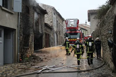 Un bâtiment détruit par les flammes au cœur du bourg de Lavoûte-Chilhac (Haute-Loire)