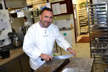 MOF Cuisine à Lezoux, Stéphane Dupuy passe à table dans sa pâtisserie pour les fêtes