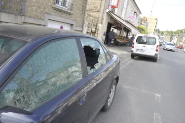 Des tirs de pistolet sur la vitrine d'une épicerie et des voitures en stationnement