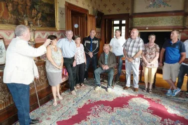 Les élus ont visité le château de Sauvagnat