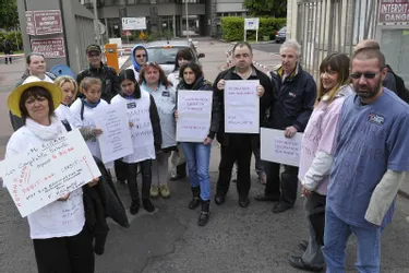 Des travailleurs handicapés non payés depuis deux mois manifestent à Clermont