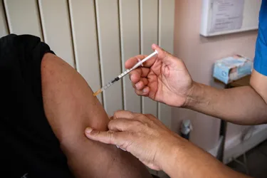 Quid de l'efficacité des vaccins contre le Covid ? Le point avec un spécialiste de Clermont-Ferrand