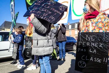 Enfants, parents, élus, syndicats se sont mobilisés ce samedi matin devant l'Inspection d'académie pour dire non aux fermetures de classes en Creuse