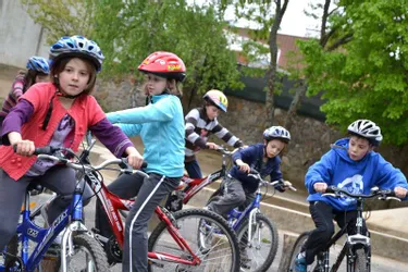 Le Vélo-Club Ambertois propose une initiation à la bicyclette aux élèves de l’école Henri-Pourrat