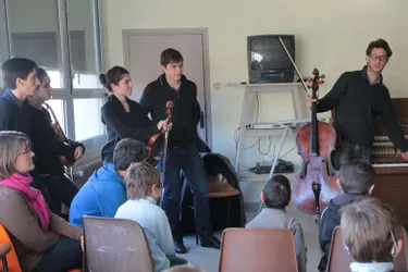 Le violoncelliste Raphaël Merlin partage son art