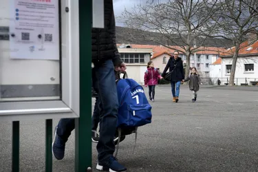 Les parents d'élèves du Puy-de-Dôme inquiets après l'annonce de la fermeture des établissements scolaires