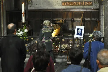 A la cathédrale, beaucoup de bibs se sont inclinés devant le cercueil du « patron », François Michelin