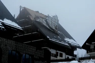 Super-Besse : le toit d’un immeuble arraché par le vent