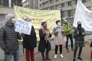 Une manifestation devant l'inspection académique de Clermont-Ferrand contre les fermetures de classes