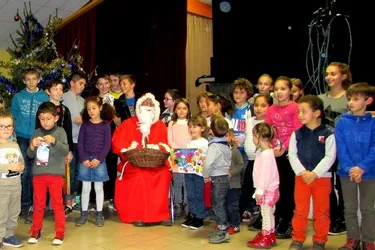 40 enfants ont reçu la visite du Père Noël