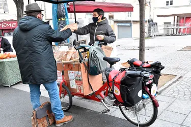 « La Miche à roulettes », le triporteur qui apporte du pain bio sur les marchés de Clermont-Ferrand (Puy-de-Dôme)