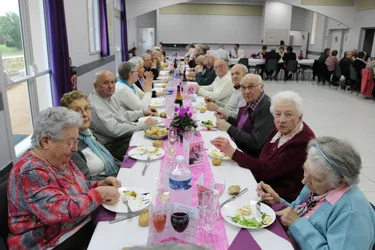 65 aînés autour d’une bonne table