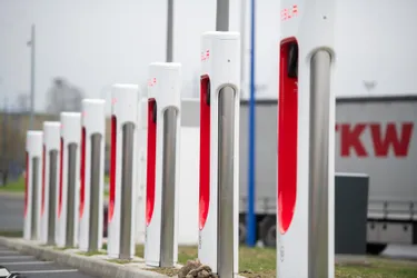Pourquoi la société Tesla a installé des superchargeurs sur l'aire des Vérités de Saint-Victor (Allier)
