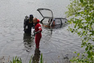 Une voiture volée retrouvée dans un étang à Vézézoux