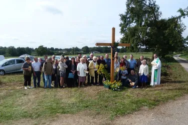 Une nouvelle croix au chemin de Morand