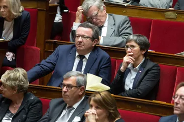 Christian Paul et les députés PS "frondeurs" votent la confiance à Bernard Cazeneuve