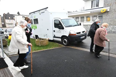 En Corrèze, le Vacci'Bus sillonne les communes pour vacciner les personnes de plus de 75 ans