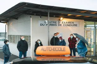 Des patrons d'auto-écoles du bassin d'Aurillac bloquent le centre d'examen pour protester contre les nouvelles règles du confinement