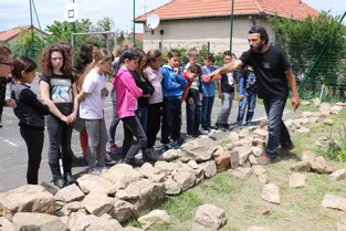 Les écoliers construisent un mur