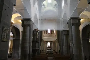 Des filets installés dans la nef de l'église de Volvic (Puy-de-Dôme) pour plus de sécurité