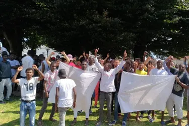 Des migrants manifestent devant la gendarmerie de Varennes-sur-Allier pour dénoncer leurs conditions d'accueil