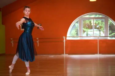 Élève de l’école Temps danse (Yzeure), Emma Dunet, 17 ans, débute sa jeune carrière dans une compagnie professionnelle