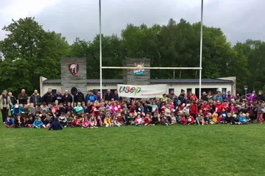 Deux cent vingt écoliers jouent au rugby