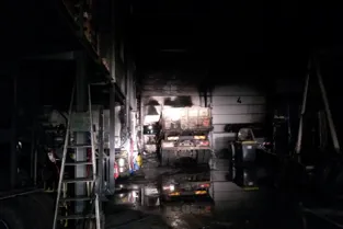 En pleine nuit, un camion prend feu dans un entrepôt