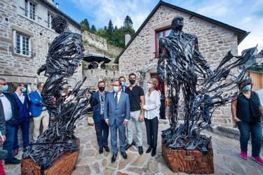 Les statues monumentales de Jacques Chirac et François Hollande dévoilées à Treignac, en Corrèze
