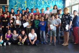 Les écoliers distingués au festival de poésie Faites des livres