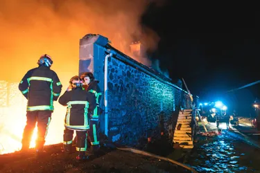 Deux tracteurs en flamme à Freix-Anglards (Cantal), l'un des deux était volé
