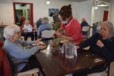 Un repas de fête préparé par des chefs issoiriens pour 70 pensionnaires de la résidence La Cascade